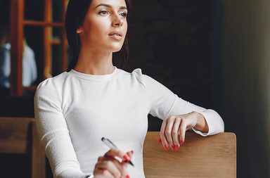 كيف اعرف عن نفسي بالانجليزي في مقابلة عمل تعزيز التواصل الفعّال: غالبًا ما تكون لغة الجسد هي المكمل الطبيعي للكلام، وفهم هذه الإشارات يمكن أن يساعد في فهم المعنى الكامل للرسالة وتحسين جودة التواصل. توجيه الانتباه والاهتمام: يمكن أن تُستخدم لغة الجسد لجذب الانتباه والاهتمام إلى النقاط المهمة أو لتوجيه الانتباه إلى رد فعل معين. تقوية المصداقية: قد تعكس حركات الجسم الصادقة والمناسبة مشاعر الصدق والصدق، مما يساهم في بناء الثقة وتعزيز المصداقية في التواصل. تحليل العواطف والمشاعر: يمكن لتفسير لغة الجسد أن يوفر نافذة إلى مشاعر وعواطف الشخص الآخر، مما يساعد في فهم الوضع العام والتفاعل بشكل مناسب. فهم الرغبات والاحتياجات: يمكن للتعبيرات الجسدية أن تعطي إشارات حول رغبات واحتياجات الفرد، مما يسهل عملية التفاوض والتعاون. تجنب السوء فهم: فهم لغة الجسد يمكن أن يمنع السوء فهم والتفاهمات، حيث يمكن للتعبيرات غير اللفظية أن توضح المشاعر والنوايا بشكل أوضح. فهم لغة الجسد يمكن أن يساهم بشكل كبير في تحسين التواصل وبناء العلاقات الشخصية والمهنية بشكل فعّال.