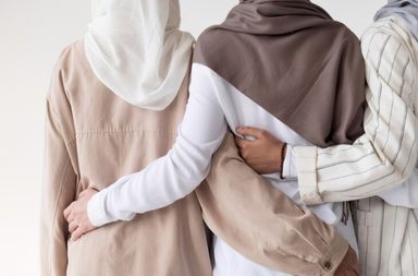 أصحاب أبراج معروفين بإخلاصهم في علاقاتهم الاجتماعية وتكاتفهم مع أصحابهم