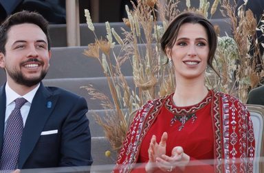 الأميرة رجوة الحسين بإطلالة لافته في حفل اليوبيل الفضي من توقيع المصممة السعودية هُنيدة صيرفي