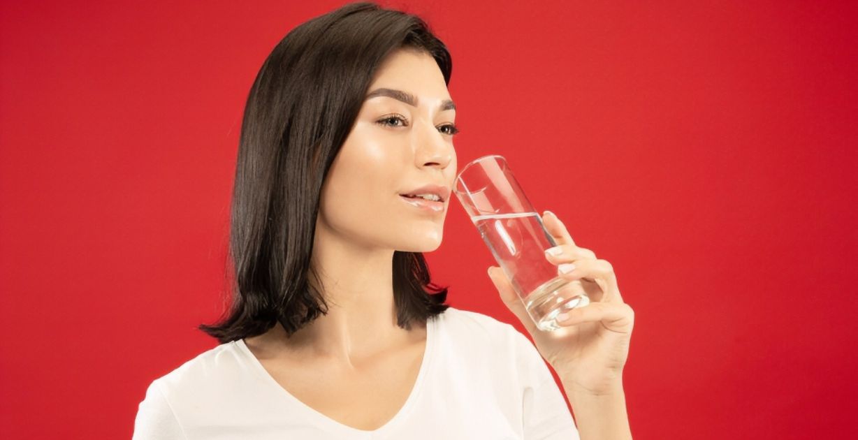 هل فعلاً شرب الماء مع الخيار يُرطّب البشرة من الداخل؟