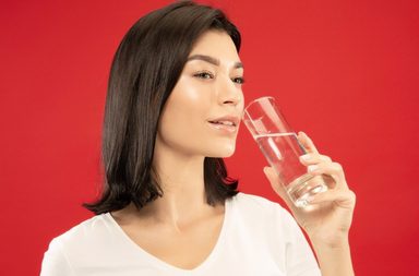 هل فعلاً شرب الماء مع الخيار يُرطّب البشرة من الداخل؟