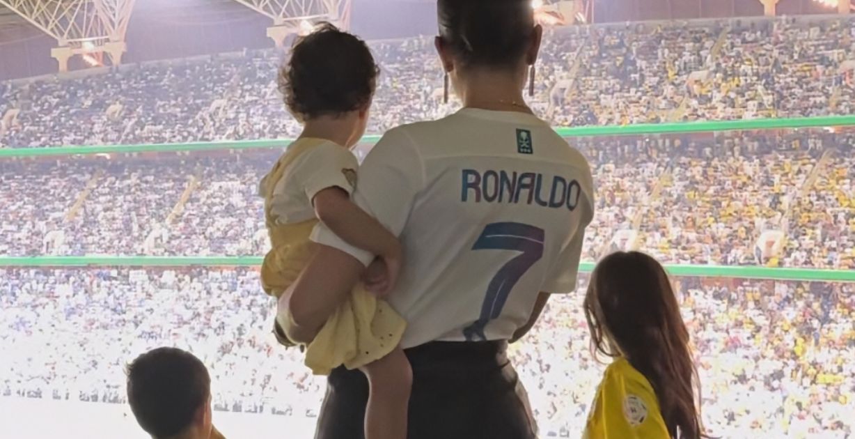 شريكات لاعبين النصر والهلال يتابعن مباراة نهائي كأس الملك وواحده منهن كانت ليلة زفافها!