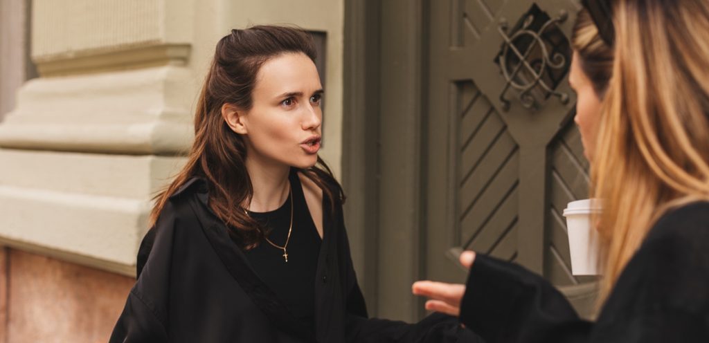 صديقتان تتشاجران