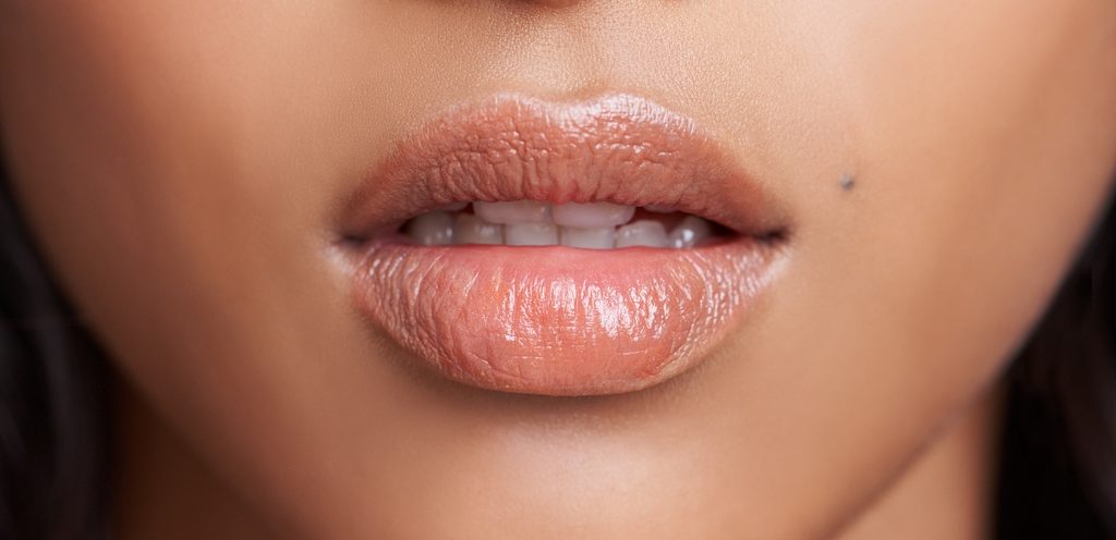 أفضل مقشر للشفاه