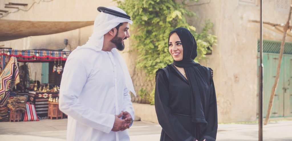 ابتسامة متبادلة بين رجل وامرأة