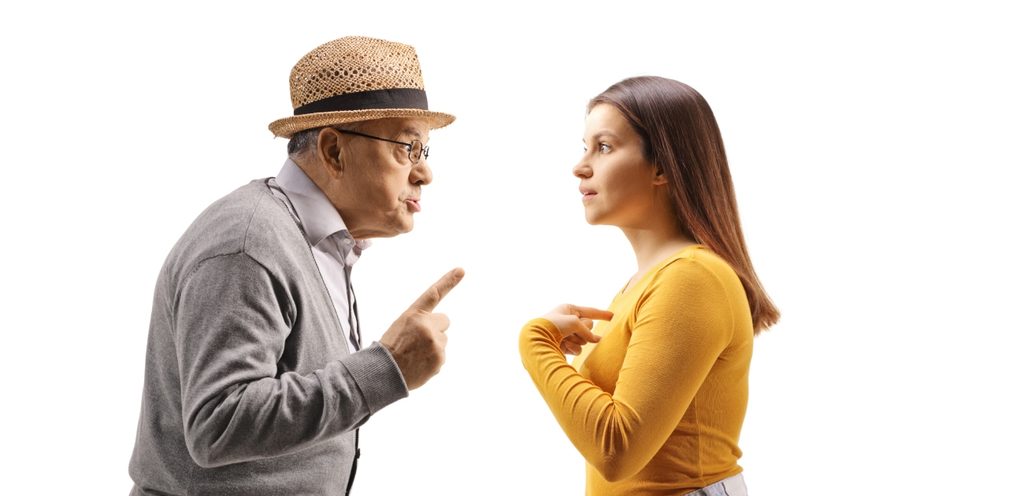 فتاة تتشاجر مع والدها