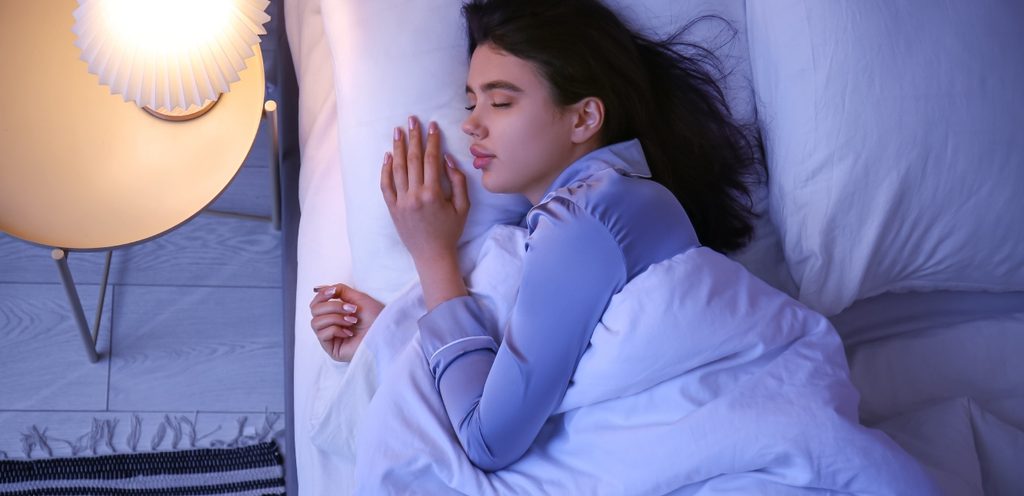 امرأة تنام نومًا عميقًا