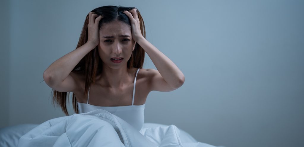 امراة تستيقظ بسبب حلم مزعج