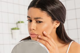 الرؤوس السوداء: كل ما عليك معرفته عن أكثر مشاكل البشرة إزعاجًا في الصيف!