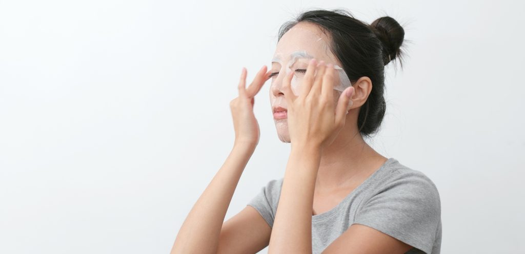 تطبيق ماسك للحفاظ على نظافة البشرة