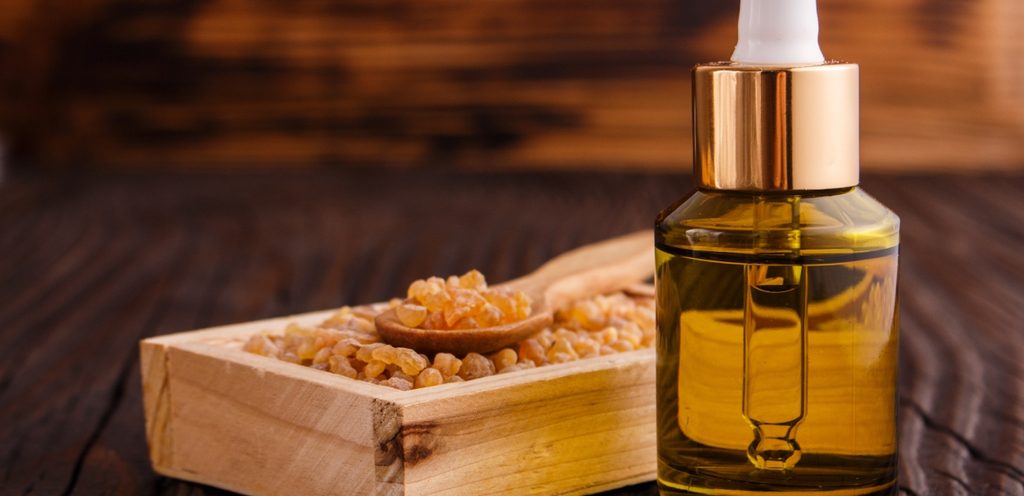 طبقي زيت لبان الذكر على بشرتك