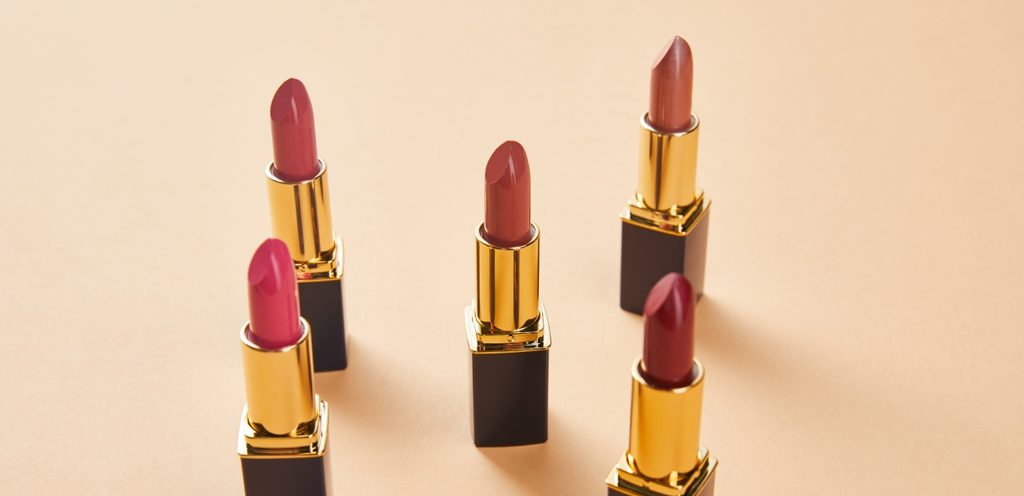 أحمر الشفاه بألوان مختلفة
