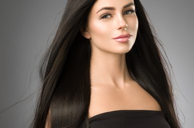 امراة بشعر مالس بتجربة الكولاجين للشعر