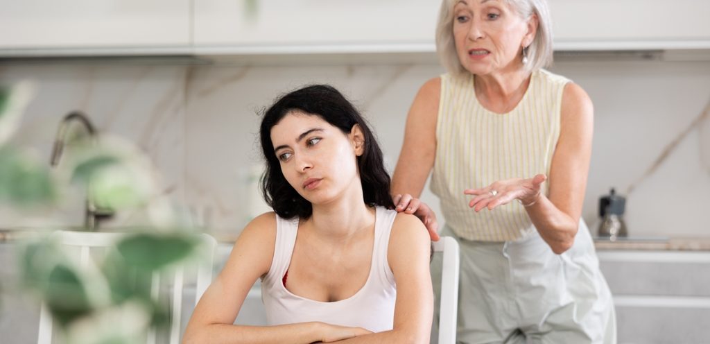 شجار فتاة مع والدتها