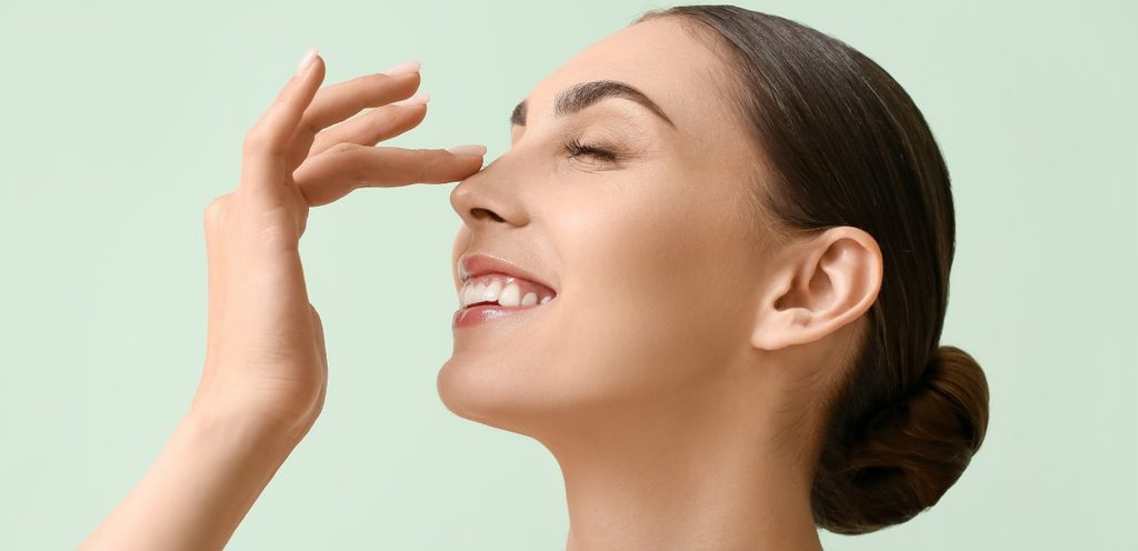 امرأة تتمتع ببشرة نضرة ومشرقة