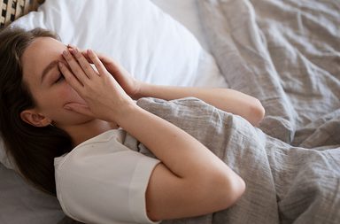 هل تعانين من التعرق اثناء النوم؟ إليك الاسباب والحلول