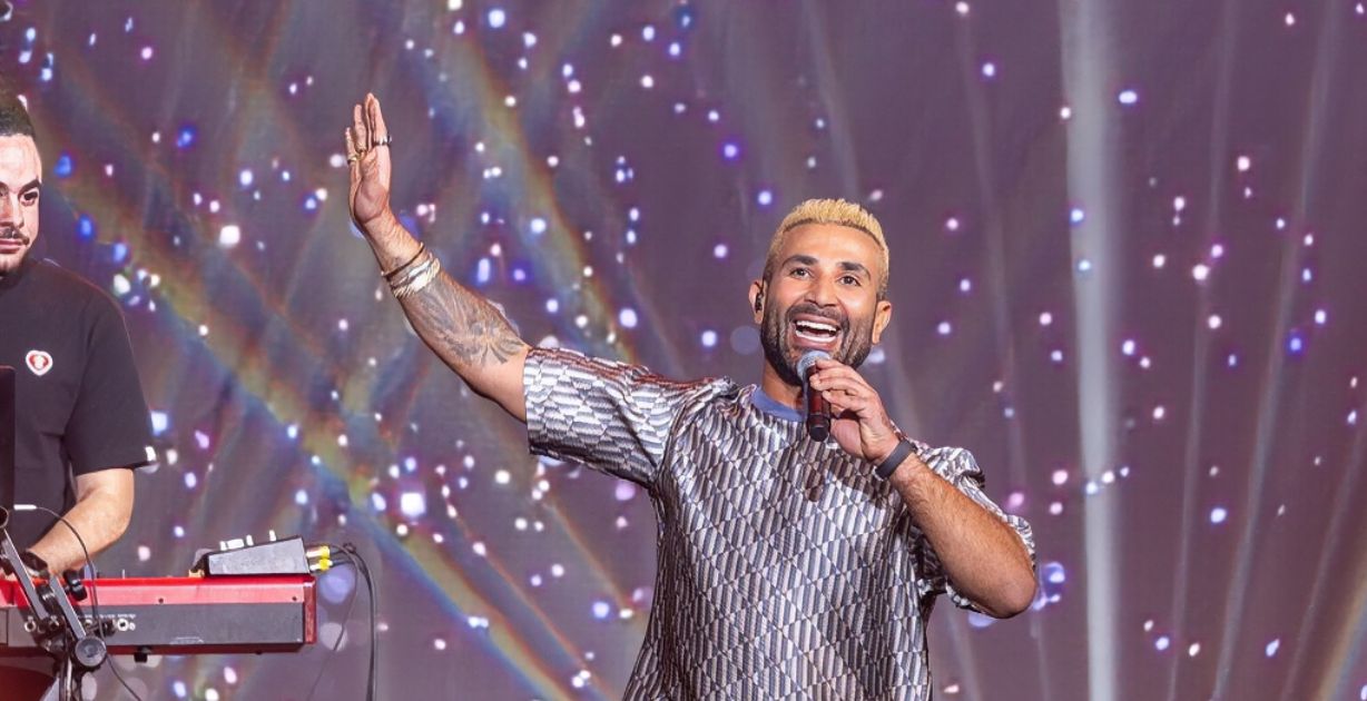 الفنان أحمد سعد يُروج لأغنيته الجديدة _سعودي وأسمر_ في حفله الأخير في الرياض
