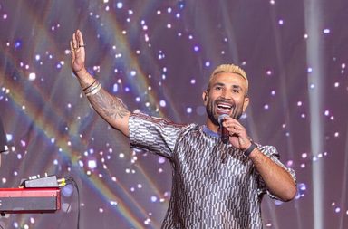 الفنان أحمد سعد يُروج لأغنيته الجديدة _سعودي وأسمر_ في حفله الأخير في الرياض