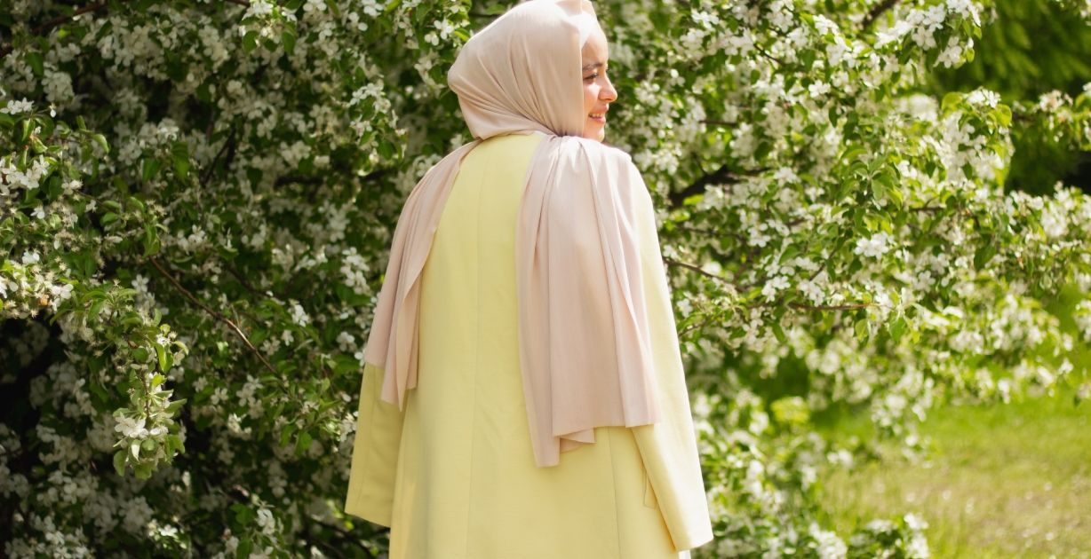 كيفية تنسيق اللون الأصفر للمحجبات