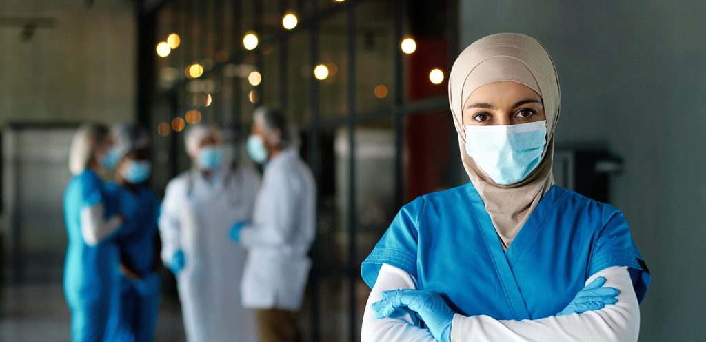 شابة تدرس طب الطوارئ