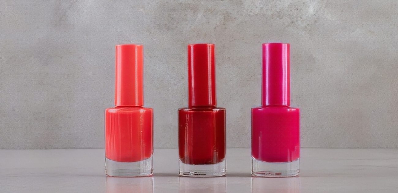 مناكير أحمر غامق: كيفية اختياره وطريق تطبيقه!