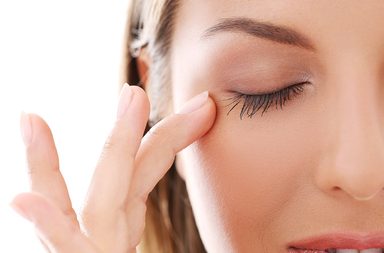 آثار مستحضرات مكياج منتهية الصلاحيّة على العيون