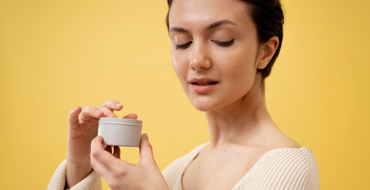 مستحضرات تجميل أساسية للمرأة بعد الأربعين