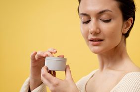 مستحضرات تجميل أساسية للمرأة بعد الأربعين