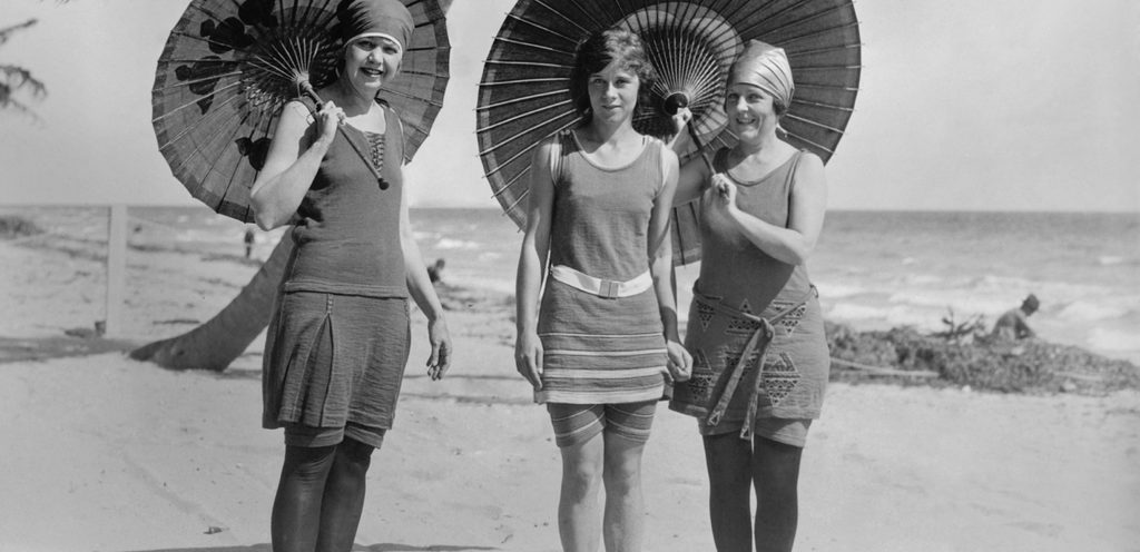 صورة مايوهات قديمة والاحتشام سيد الموقف