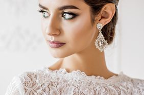 تسريحات زفاف ناعمه لعام 2025: أفكار تناسب كل أشكال وجه!