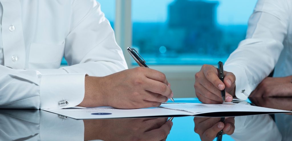 الامضاء على اتفاقية في البنك