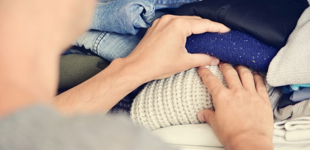 اختيار الملابس من الدولاب