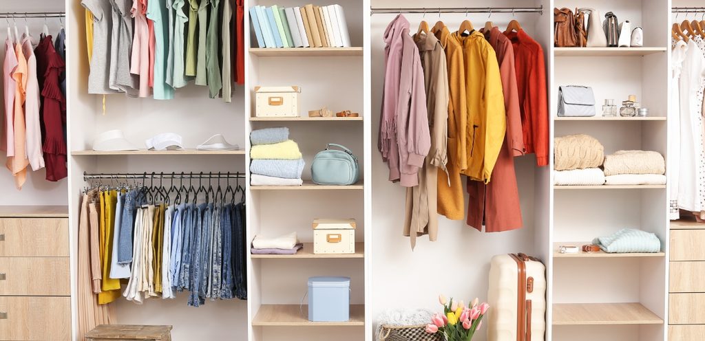 خزانة مرتبة ومنظمة بشكل رائع