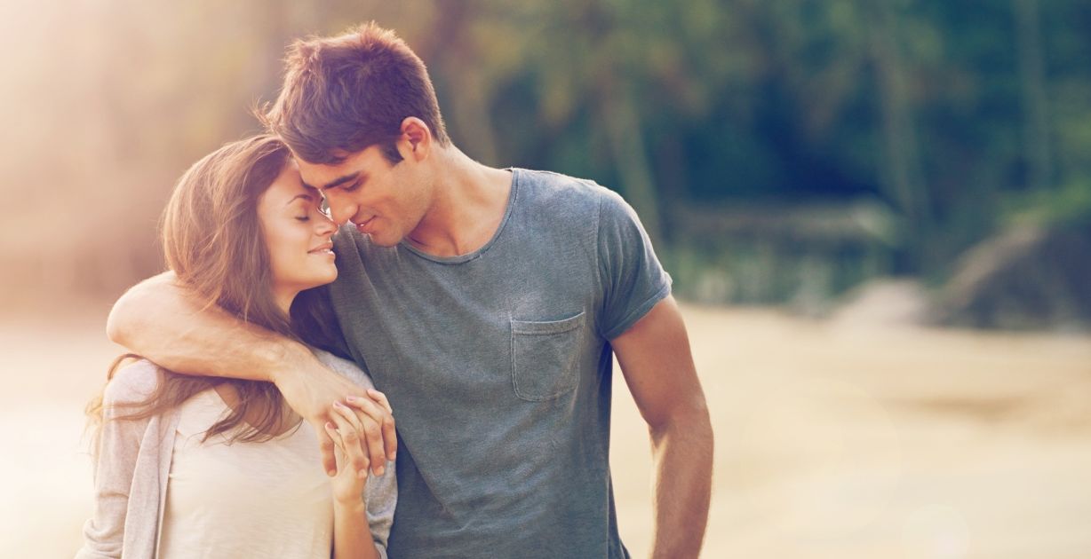 علامات في لغة جسد الرجل تؤكّد أنه بدأ يحبّك!
