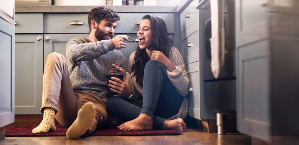 رجل يطعم حبيبته