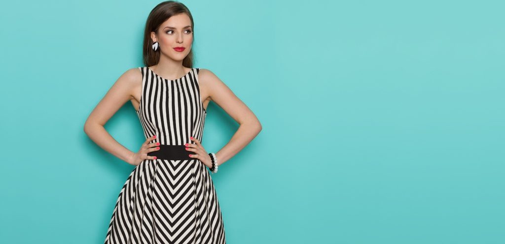 فستان أسود مخطط