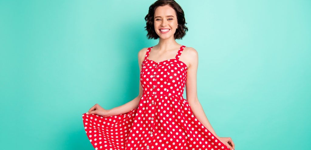 فستان أحمر منقّط