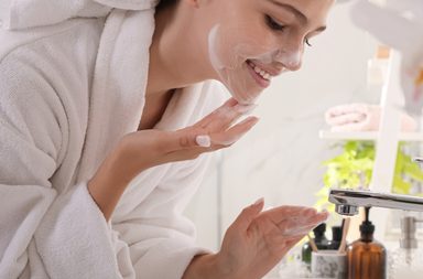 الأخطاء الخفية في تنظيف البشرة… والتي تسبّب التهيّج!