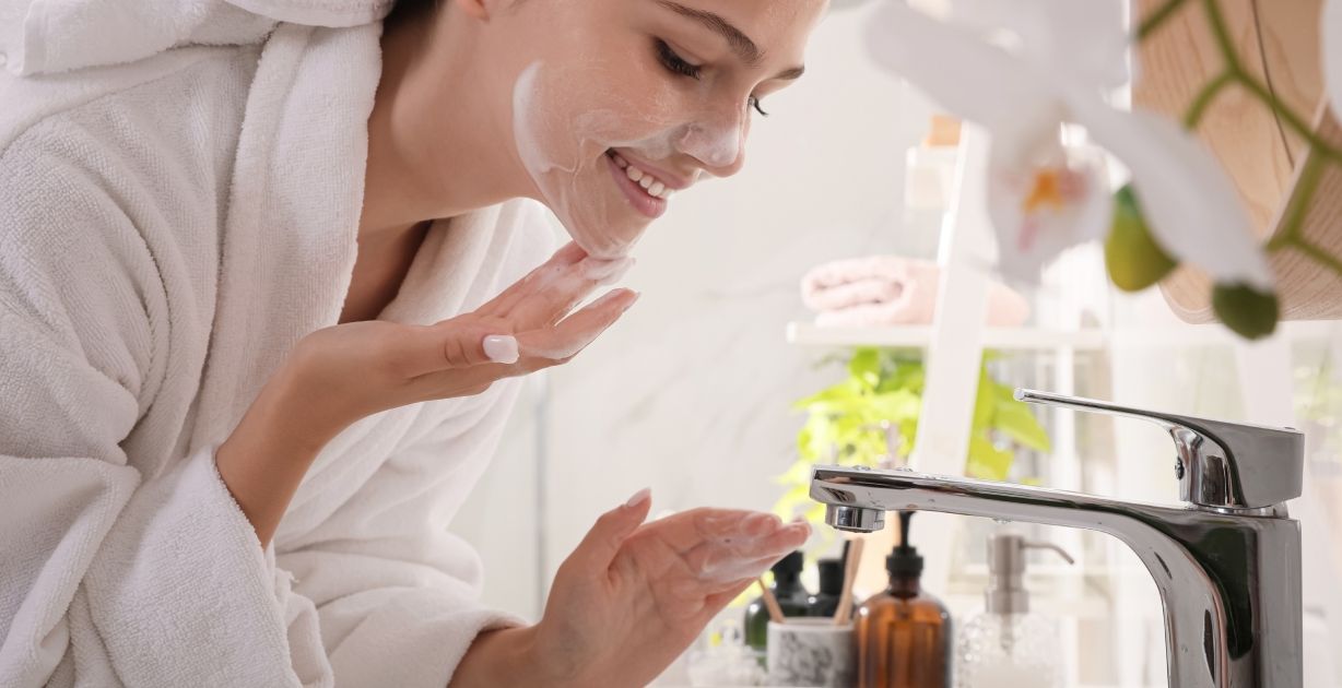 الأخطاء الخفية في تنظيف البشرة… والتي تسبّب التهيّج!