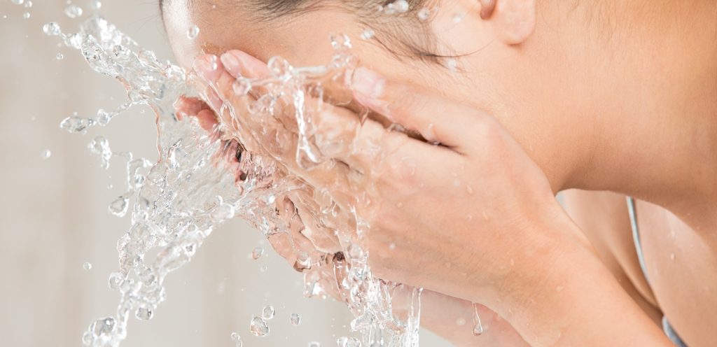 غسل الوجه بالماء البارد