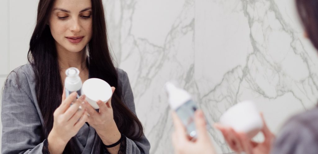 امرأة تعتني ببشرتها