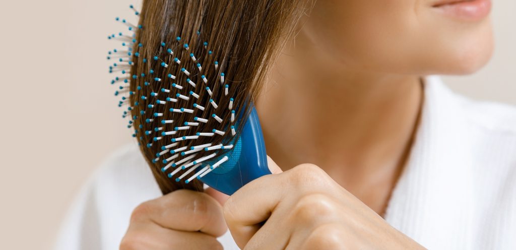 امرأة تسرح شعرها