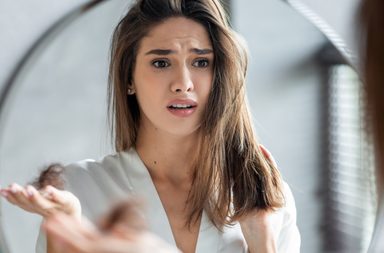 خطة كاملة تمنع تساقط الشعر خلال الصيف: خطوات وأطعمة ونمط حياة!