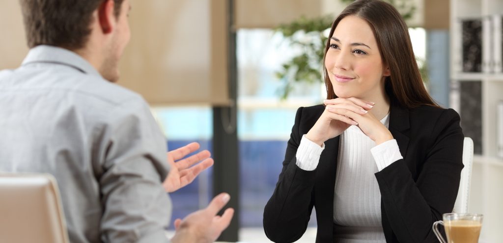 امرأة تصغي الى حبيبها