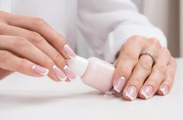 هل هناك مناكير لا تمنع الوضوء.. وما حكم الصلاة مع وجوده؟