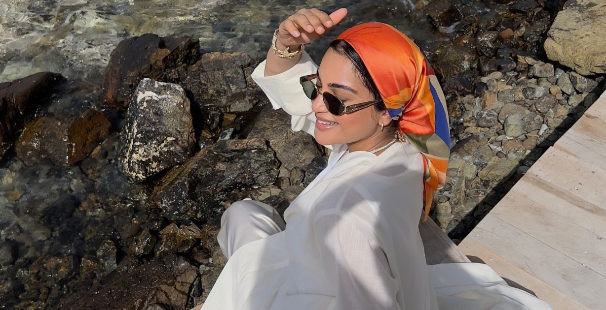 اطلالات المحجبات على الشاطئ- الصورة من حساب انستغرام للفاشنيستا هاجر hajraxaaa