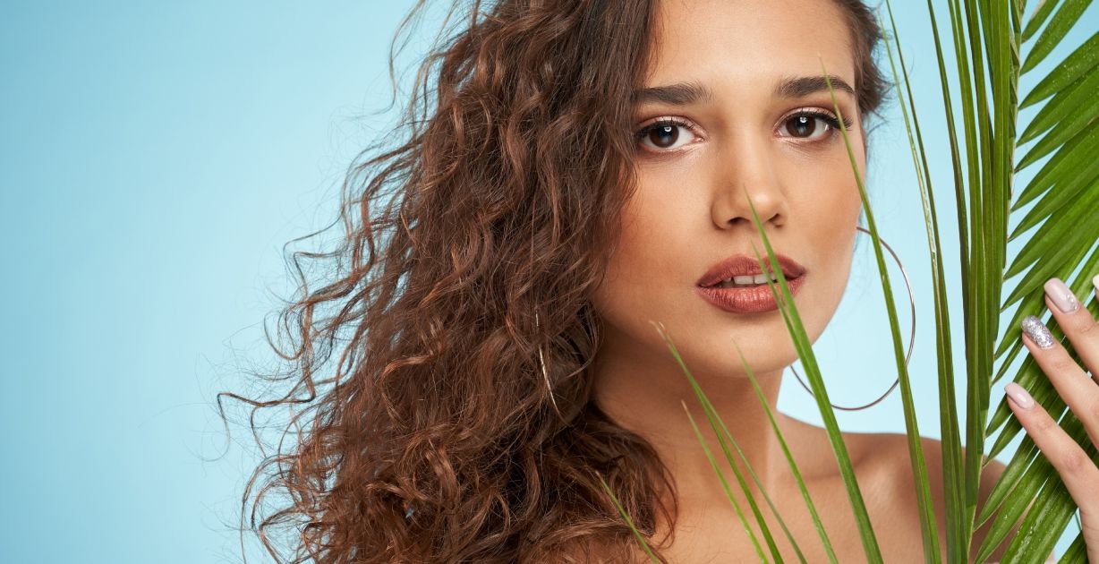 عودة الأمواج الطبيعية والضفائر الأنيقة.. إليكِ أهمها