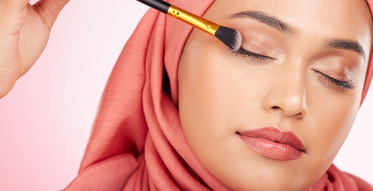 مكياج العيون اللامع يعود بقوّة... إليكِ كيف تواكبين الصيحة دون مبالغة