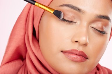 مكياج العيون اللامع يعود بقوّة... إليكِ كيف تواكبين الصيحة دون مبالغة