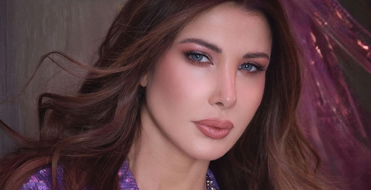 نانسي عجرم تحمل حقيبة طبع عليها اسمها